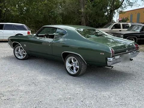 Rear three-quarter with exhaust tips